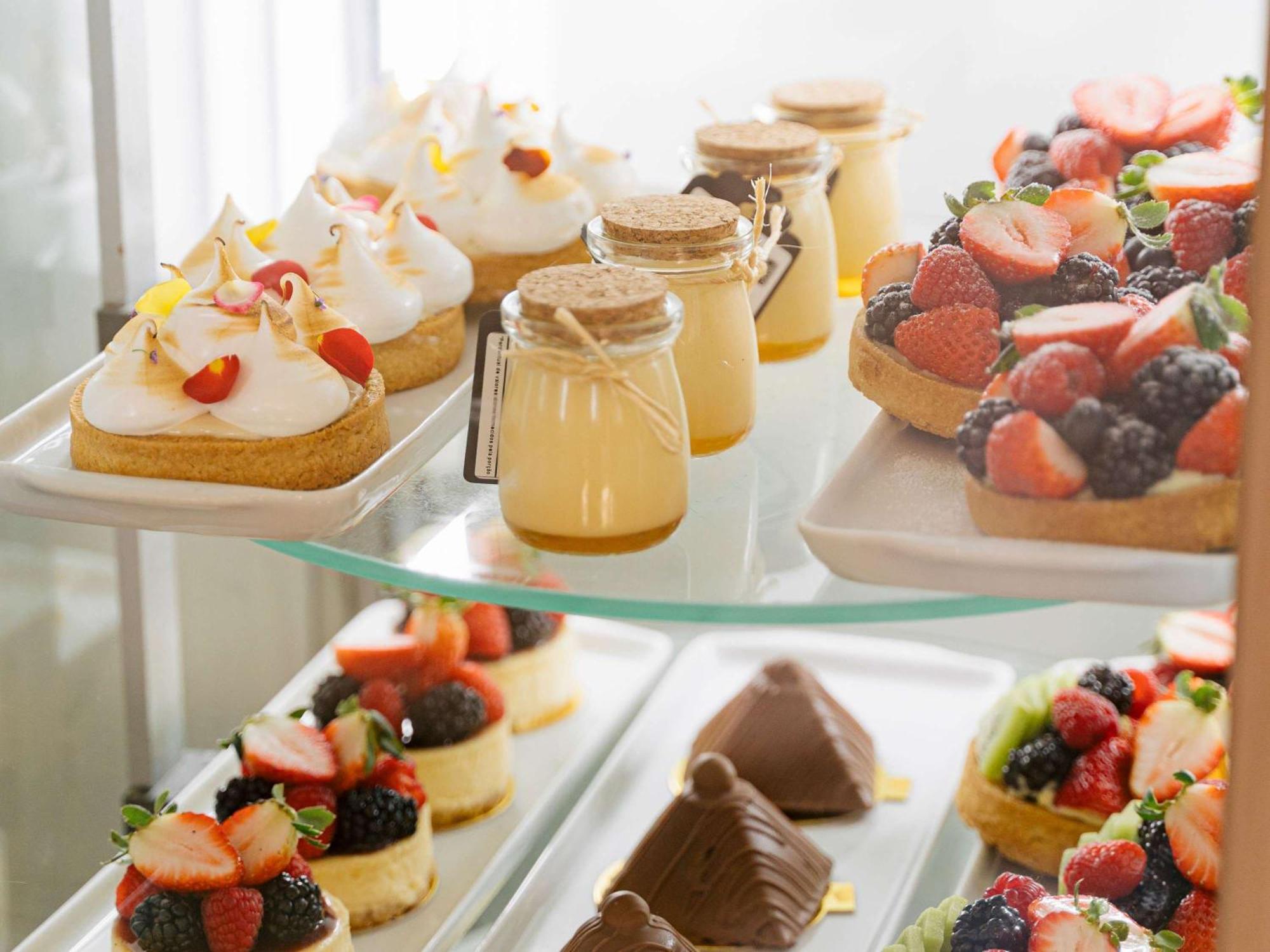 Grand Mercure Sao Paulo Ibirapuera Bagian luar foto A display case of pastries