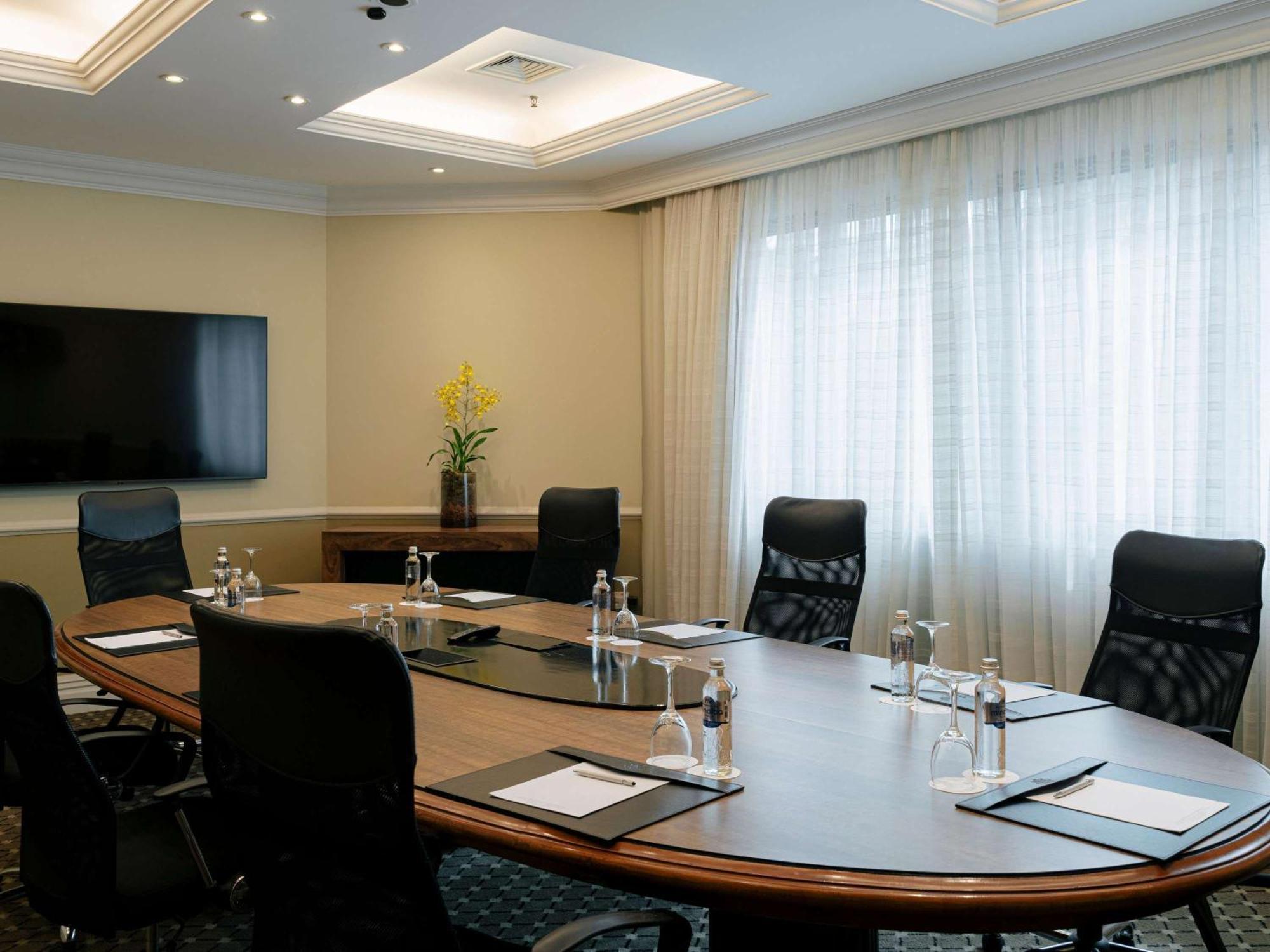 Grand Mercure Sao Paulo Ibirapuera Bagian luar foto Boardroom at the hotel