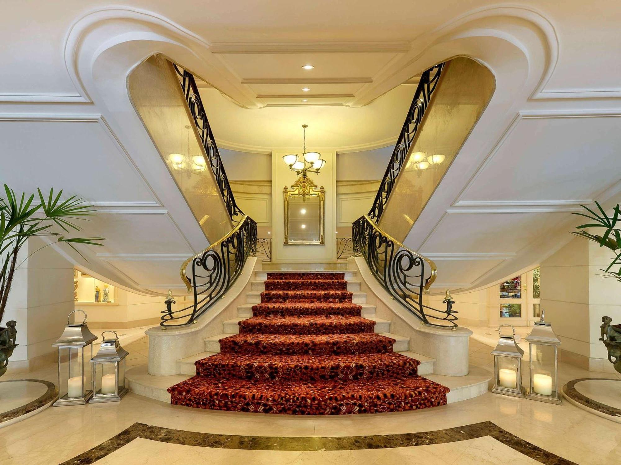 Grand Mercure Sao Paulo Ibirapuera Bagian luar foto The staircase at the lobby
