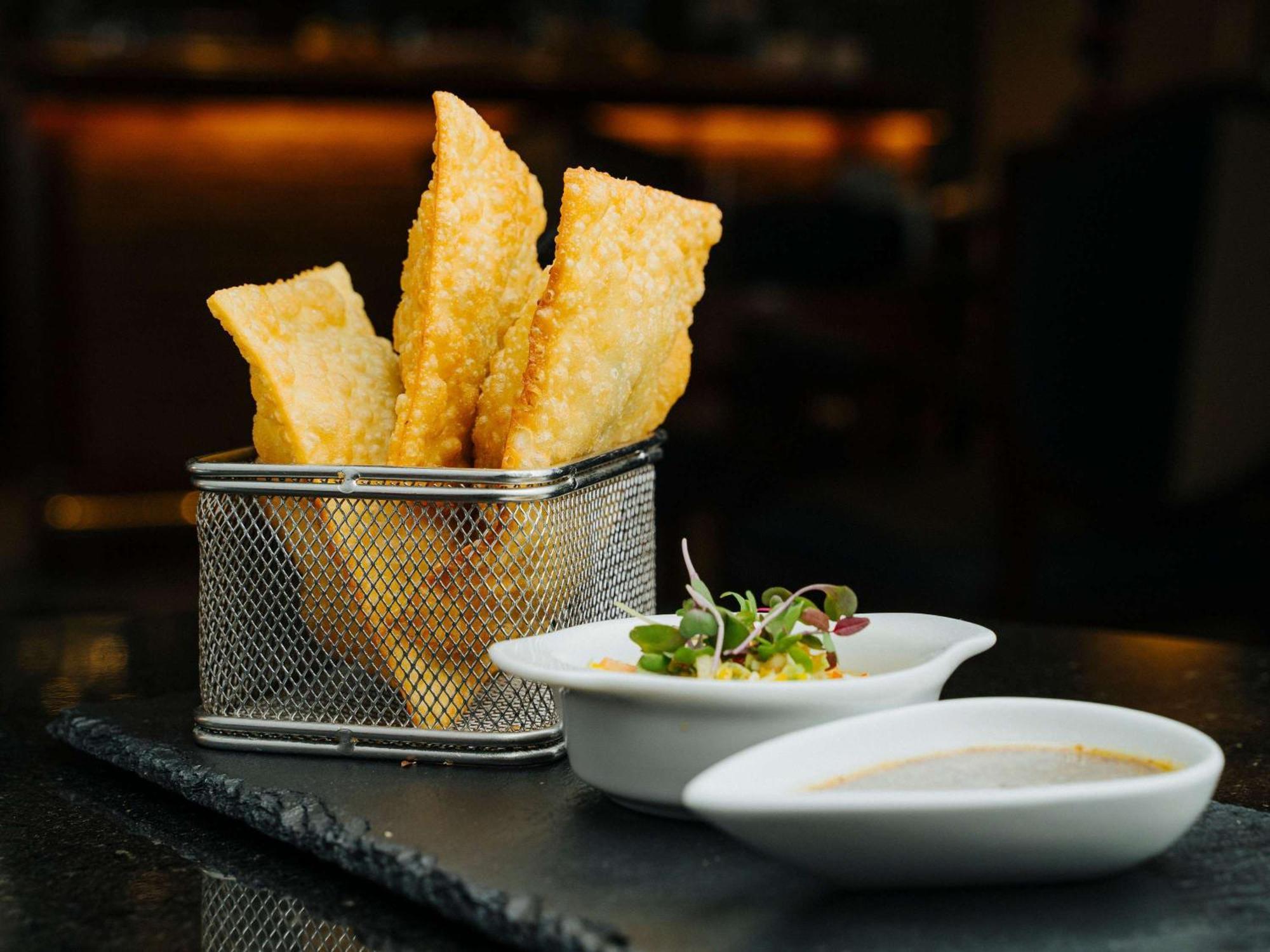 Grand Mercure Sao Paulo Ibirapuera Bagian luar foto Deep-fried prawn chips