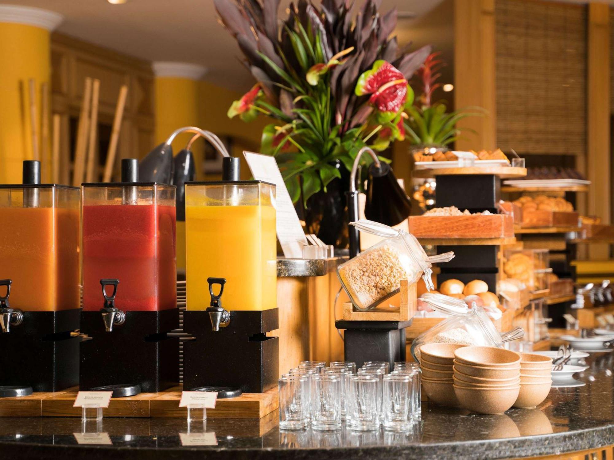 Grand Mercure Sao Paulo Ibirapuera Bagian luar foto A breakfast buffet